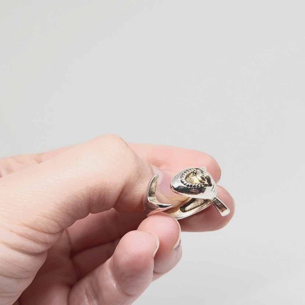 Shark ring